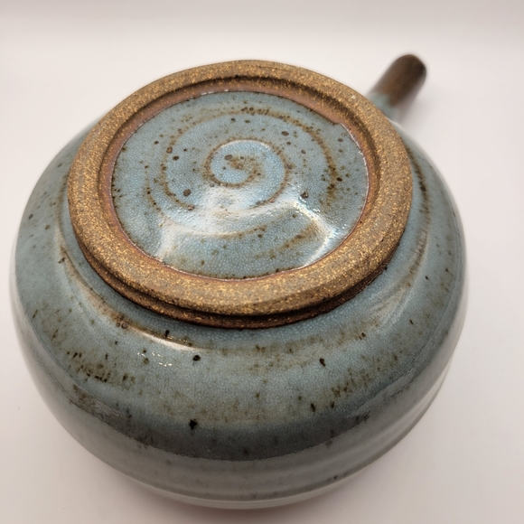 Rustic Handtrown Stoneware Lidded Handle Pot. - Picture 8 of 11